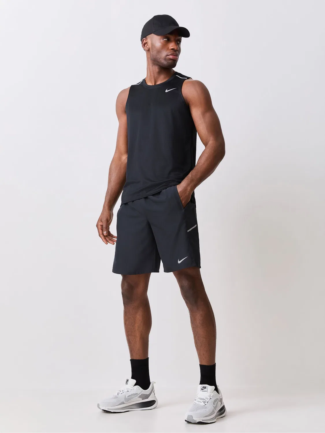 Жилет беговой Nike Miler Dri-FIT, черный — фото 2