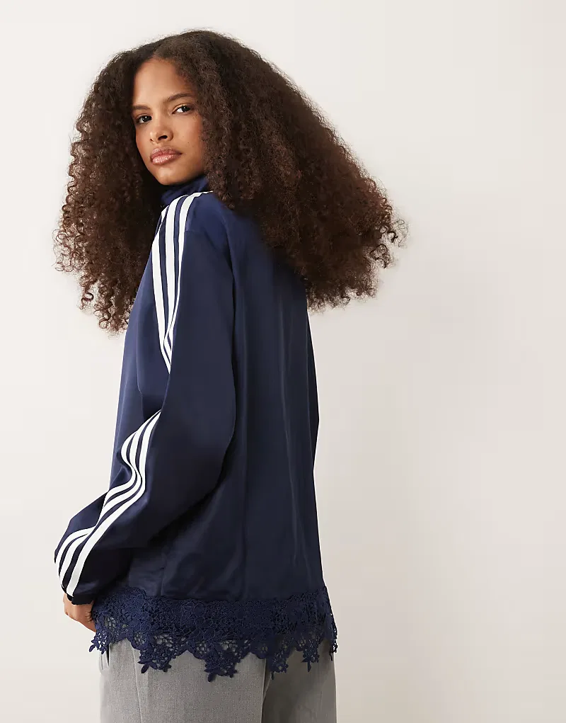 Атласная спортивная куртка Adidas Originals Firebird с кружевной отделкой по низу, темно-синий — фото 4