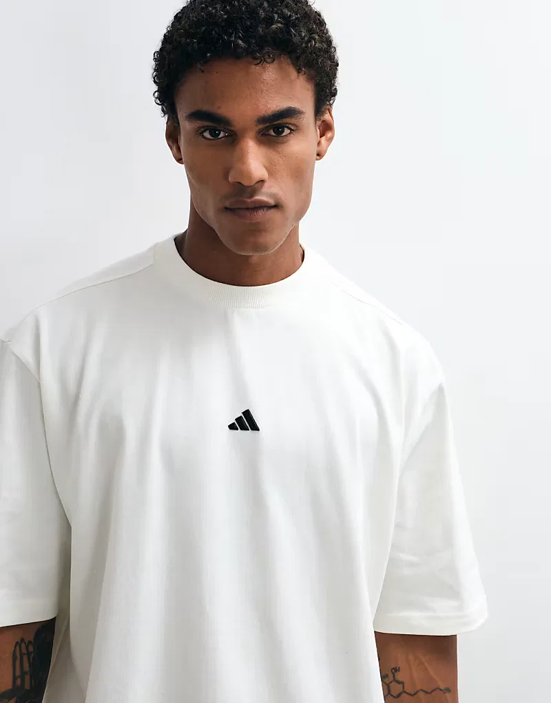 Футболка Adidas Originals оверсайз с небольшим центральным логотипом, кремовый