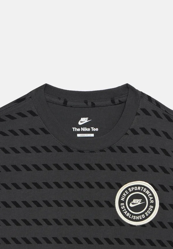 Футболка хлопковая Tee stripe Nike Sportswear, smoke grey, серый — фото 4