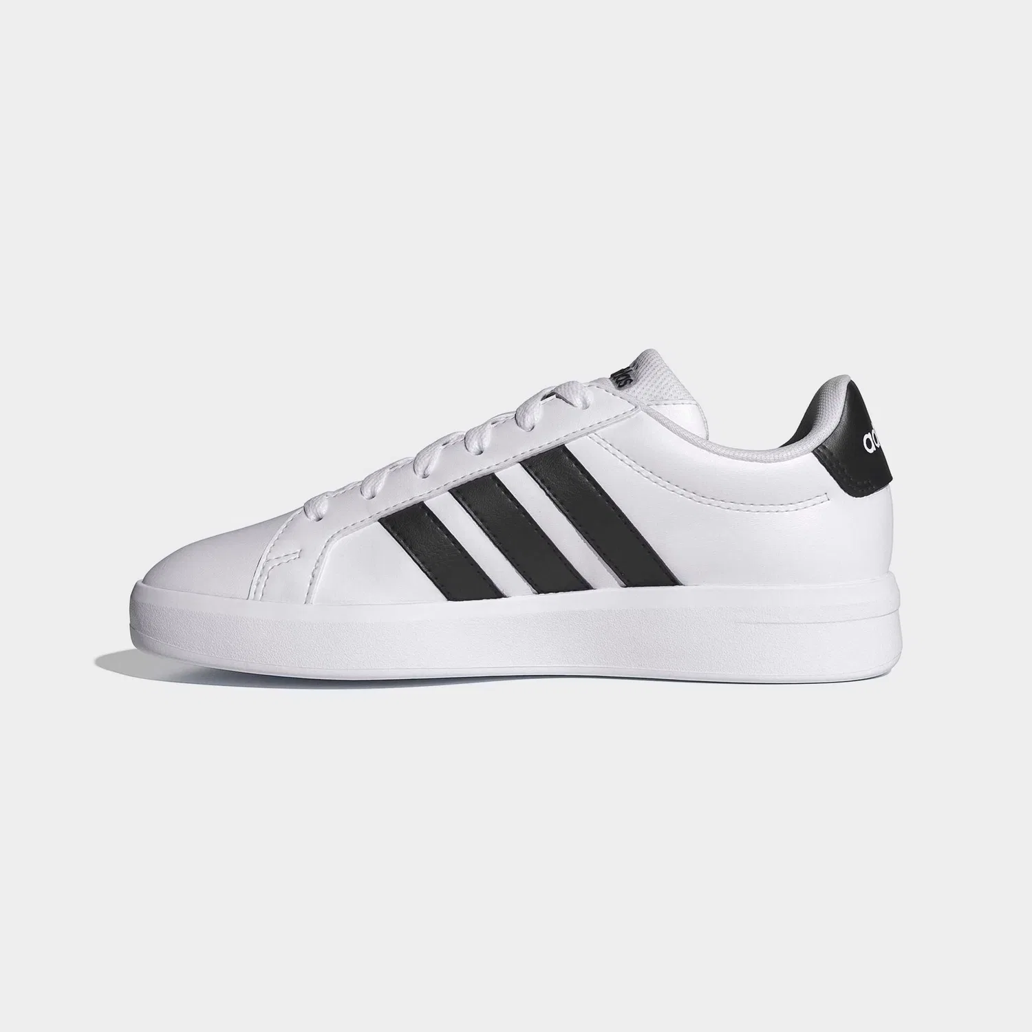 Детские кроссовки с тремя полосками Adidas Grand Court 3.0, Cloud White/Core Black/Ftwr White — фото 3