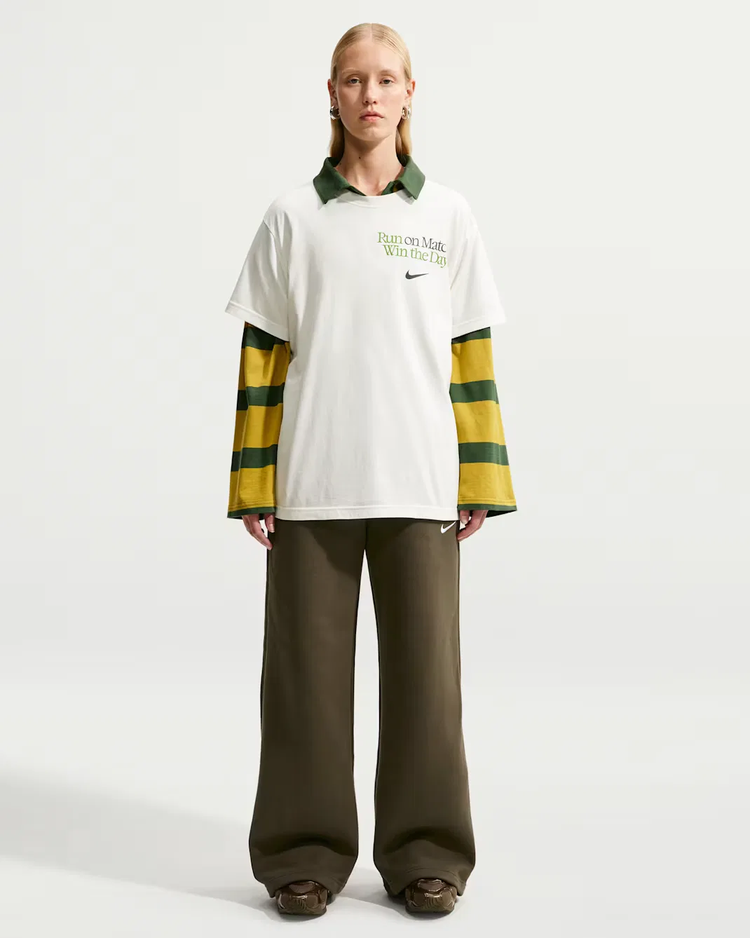 Женские брюки средней посадки с широкими штанинами Nike Studio Fleece Medium Weight, Dark Hazel/Sail