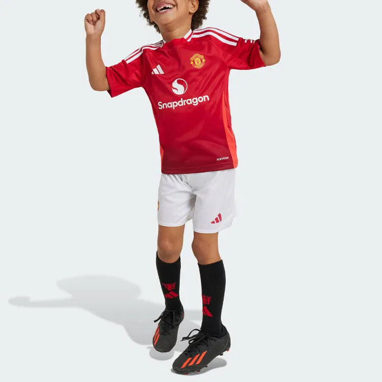 Детский спортивный комплект из футболки и шорт с принтом Manchester United 24/25 Home Adidas — фото 4