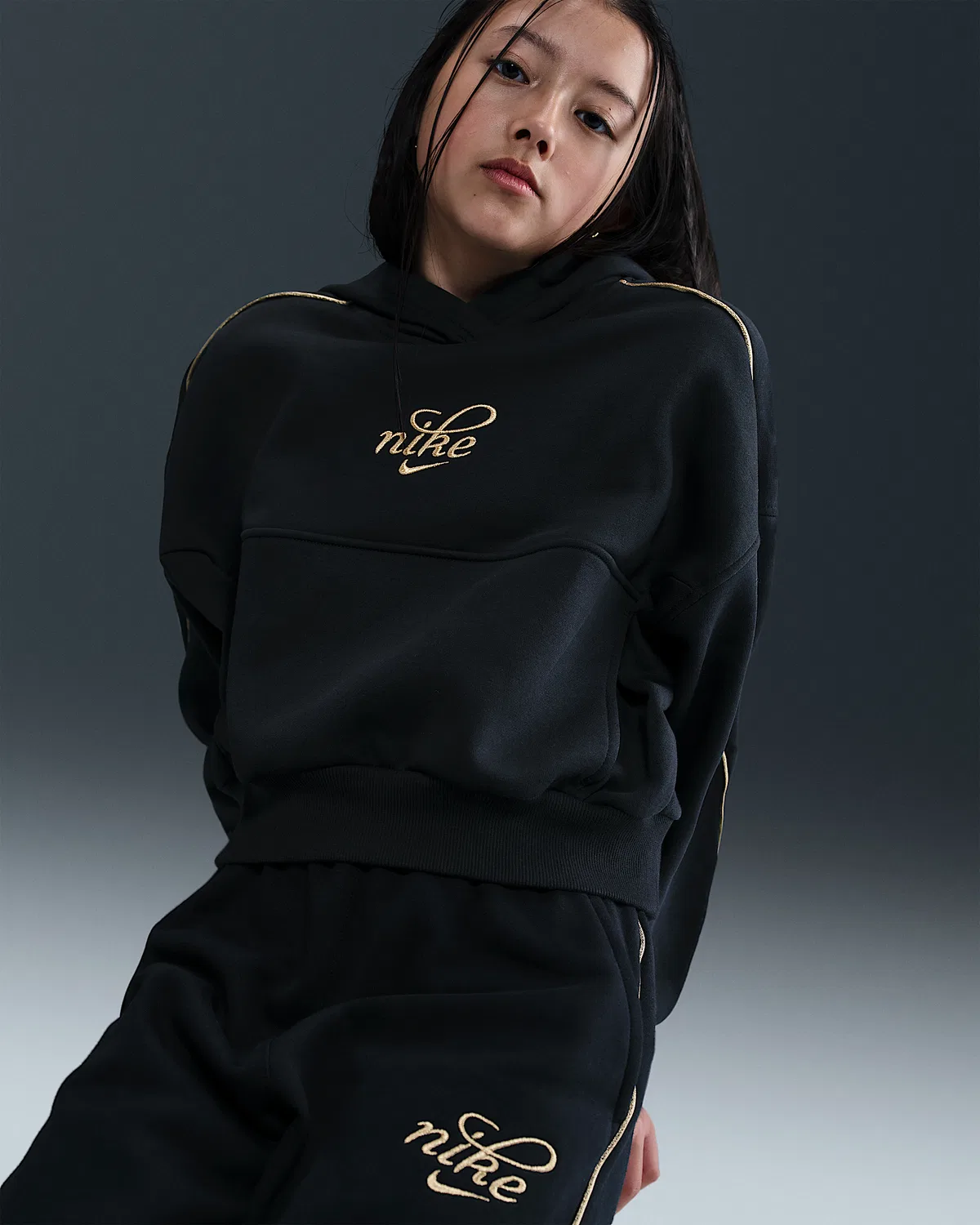 Детская (девичья) свободная худи Nike Sportswear Club Fleece, Black/Metallic Gold — фото 3