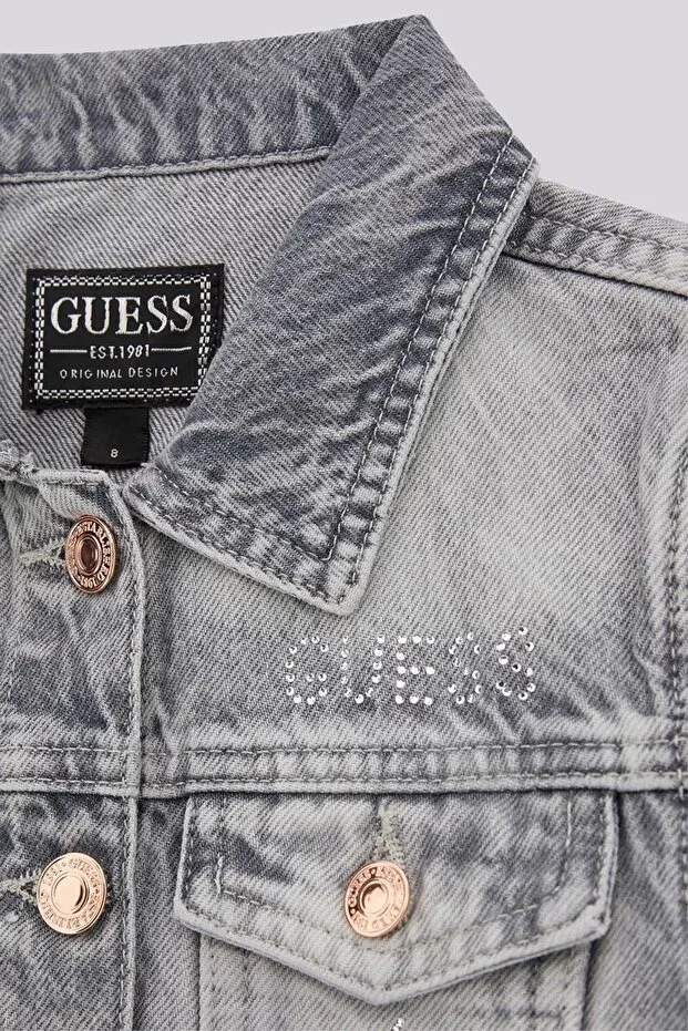 Серая куртка продавщицы из магазина Bg Guess — фото 2
