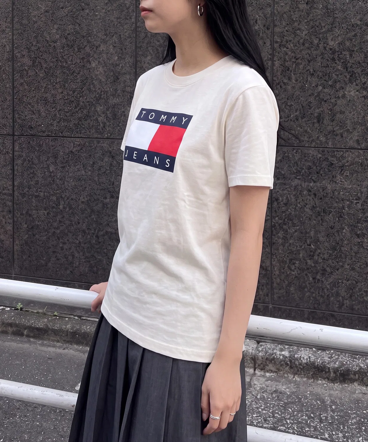 Женская футболка с принтом TOMMY JEANS FLAG TEE REGULAR FIT TOMMY HILFIGER, Navy — фото 2