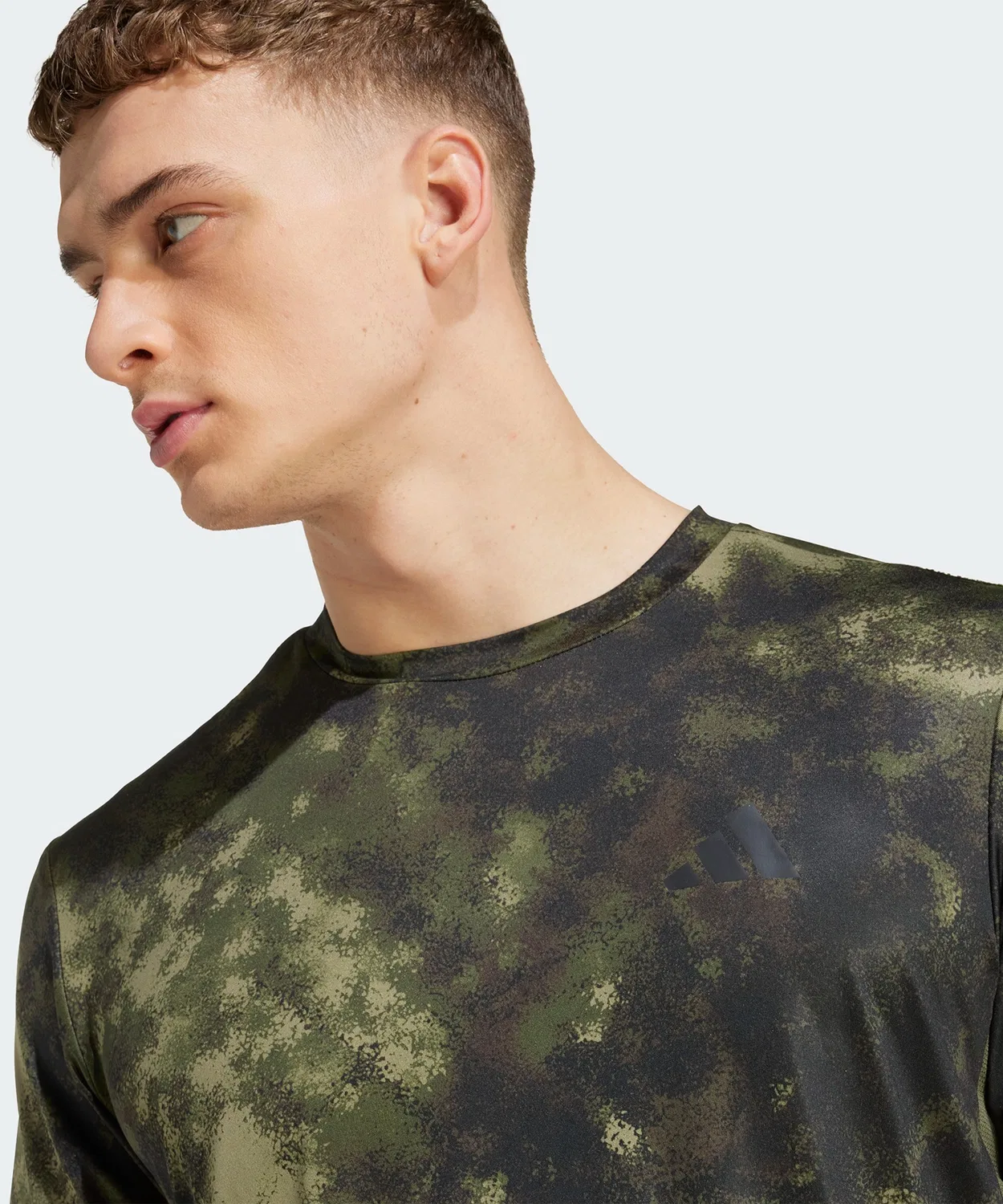 Мужская футболка с камуфляжным принтом Adidas Train Essentials Seasonal, Хаки — фото 4