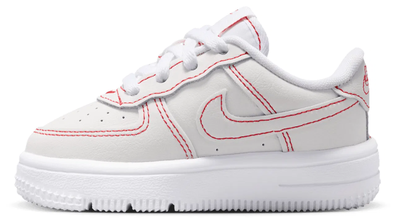 Кроссовки для мальчиков Air Force 1 Low LV8 1 Lace Nike, цвет White/University Red — фото 2