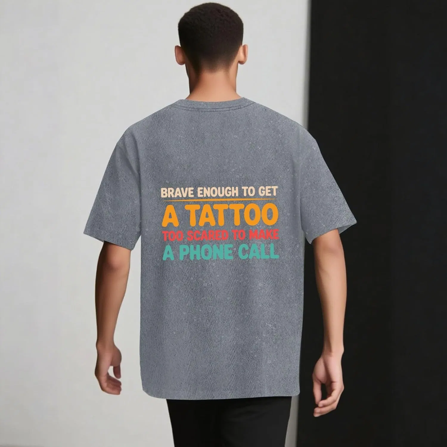 Женская футболка с принтом Brave Enough to Get A Tattooed Too Scared to Make Phone Call, светло-серый — фото 2