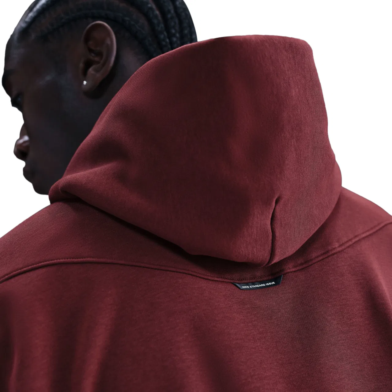 Мужское худи Standard Issue Brushed Pullover Nike, цвет Pale Ivory/Dark Team Red — фото 2