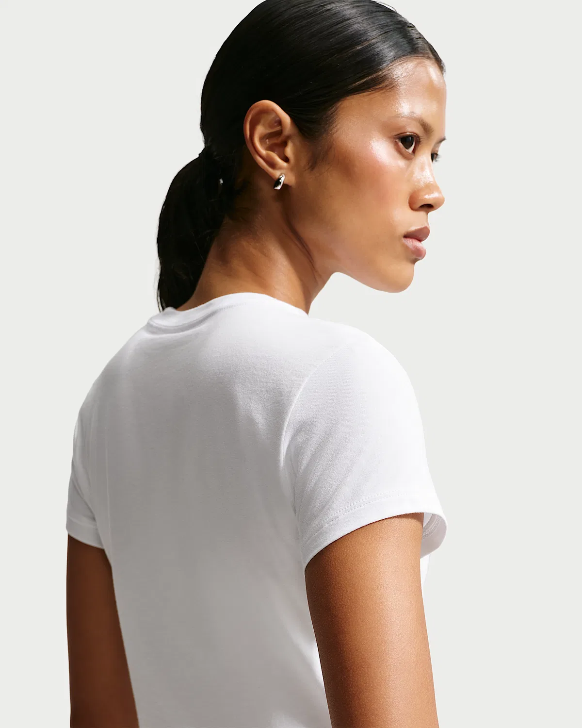 Женская укороченная футболка Nike Sportswear Chill Knit, White/White — фото 2