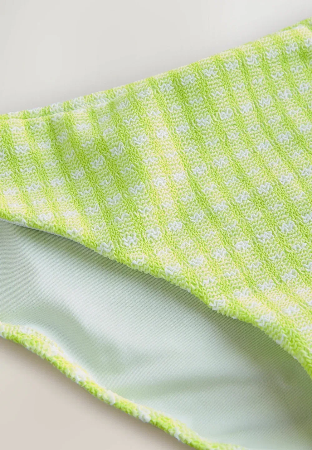 Плавки от бикини стандартного кроя с высоким вырезом Next, Lime Green Gingham Crinkle — фото 3