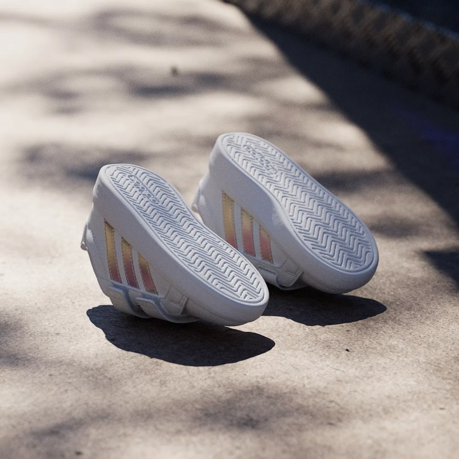 Детские кроссовки на липучках GRAND COURT 3.0 Adidas Sportswear, белый с переливающимся отливом — фото 4