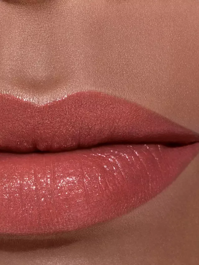 Помада Rouge Coco Longwear Satin Lipstick: увлажняющий и разглаживающий уход за губами CHANEL, 105 Mayfair — фото 4