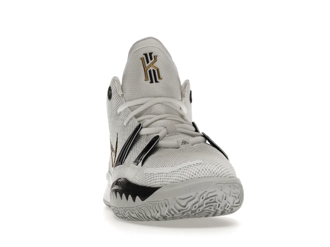 Детские кроссовки для мальчиков баскетбольные Nike Kyrie 7 Nike, White/Black/Grey Fog/Metallic Gold — фото 2