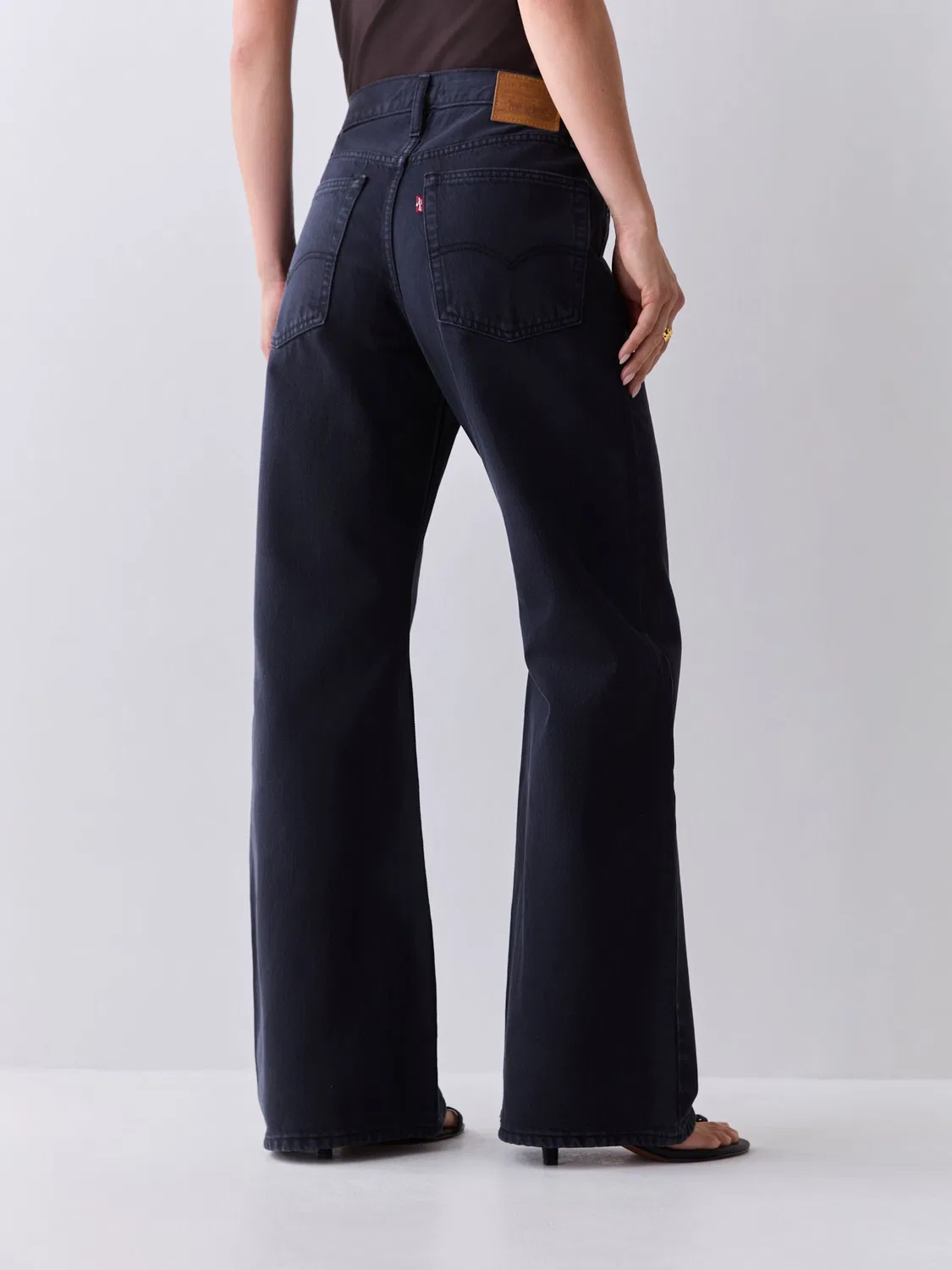 Джинсы свободного кроя, модель Loose Bootcut Levi's, Chipped Black Oyster — фото 3