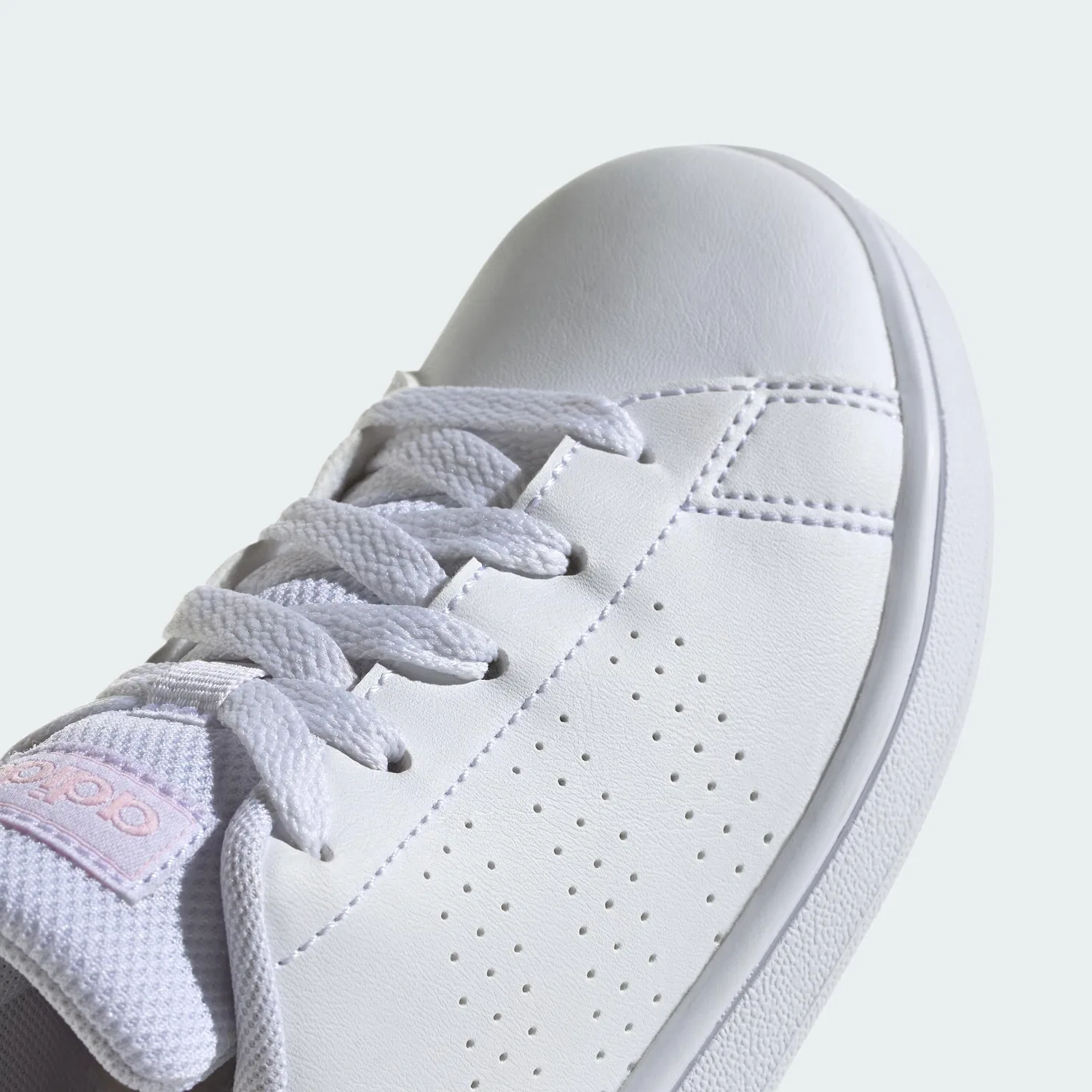 Детские кроссовки с перфорированными полосками Advantage Lifestyle Court Lace Shoes Adidas, Ftwr White Ftwr White Grey One — фото 4