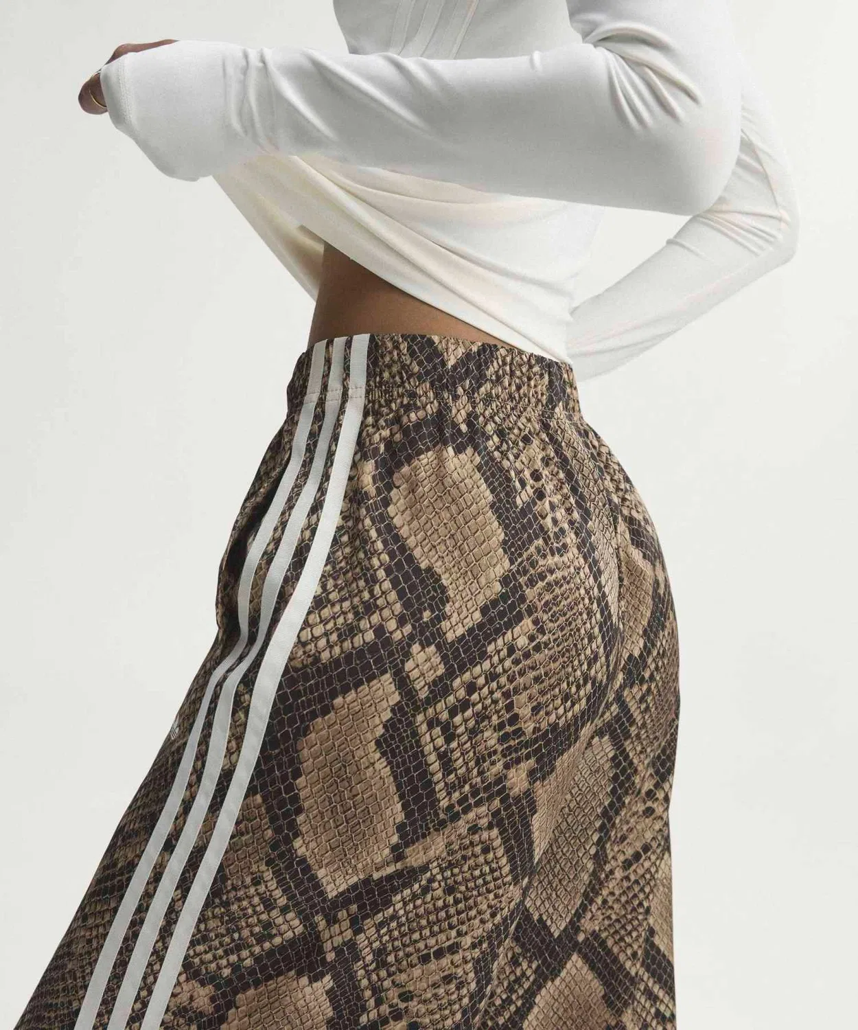 Женские спортивные брюки свободного кроя с принтом Satin Snake Print Wide Leg Track Pants Adidas, Beige — фото 4