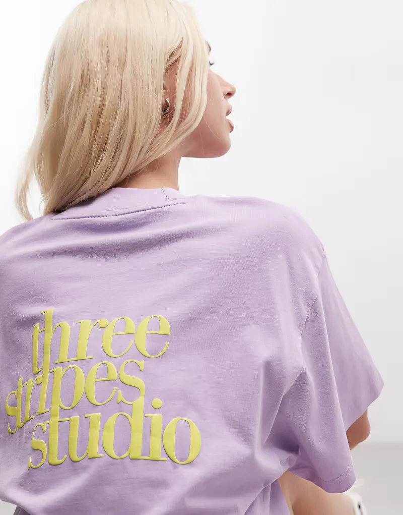 Футболка Adidas Sportswear Three Stripes Studios с графическим принтом, фиолетового — фото 4