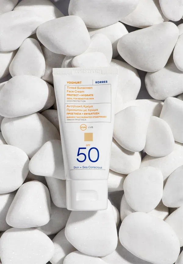 Солнцезащитный крем для лица с йогуртовым оттенком SPF 50 - крем для лица 50 мл Korres — фото 2