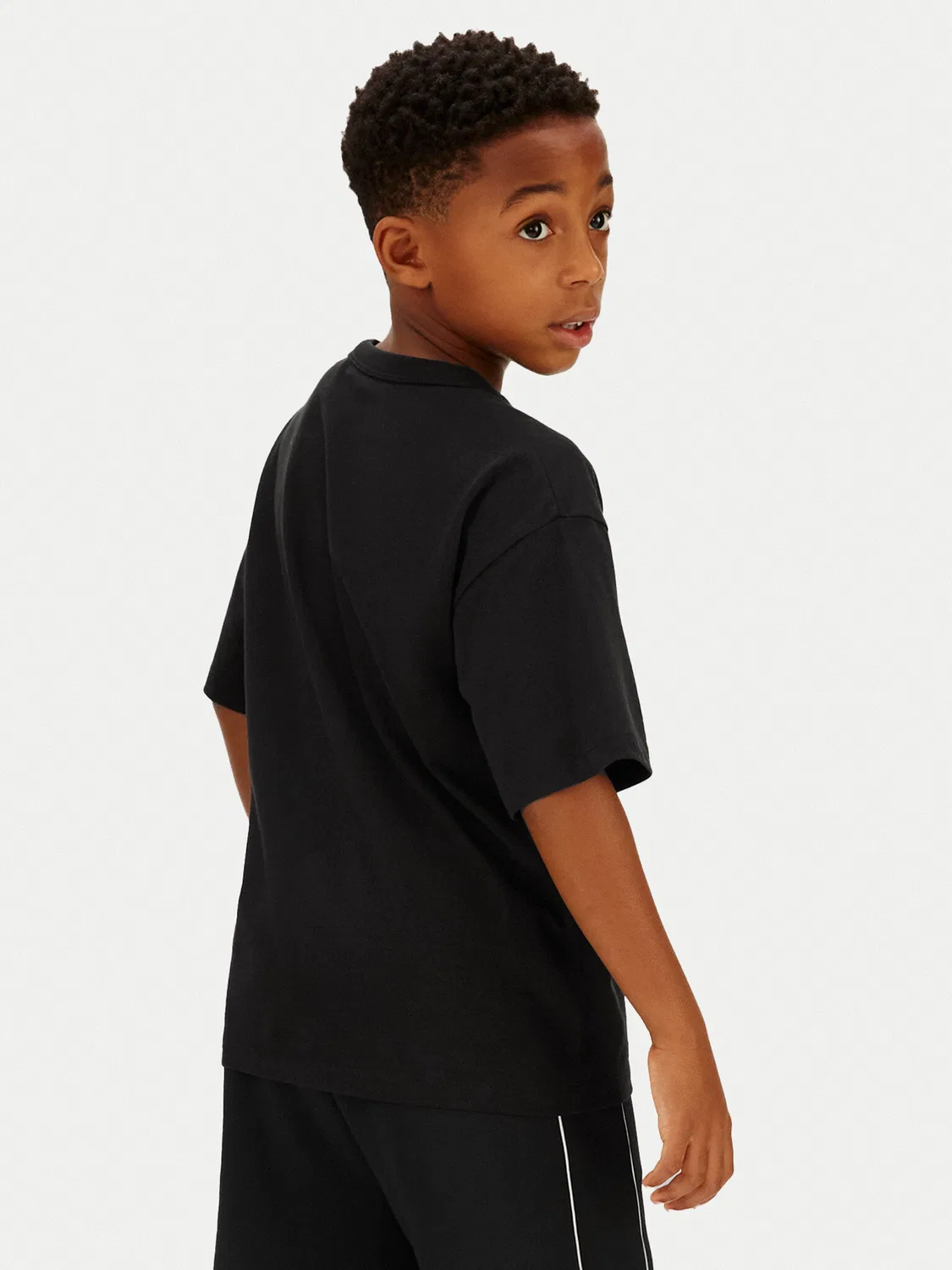 Футболка стандартного кроя для мальчика Varsity Graphic Calvin Klein Jeans, черный — фото 3