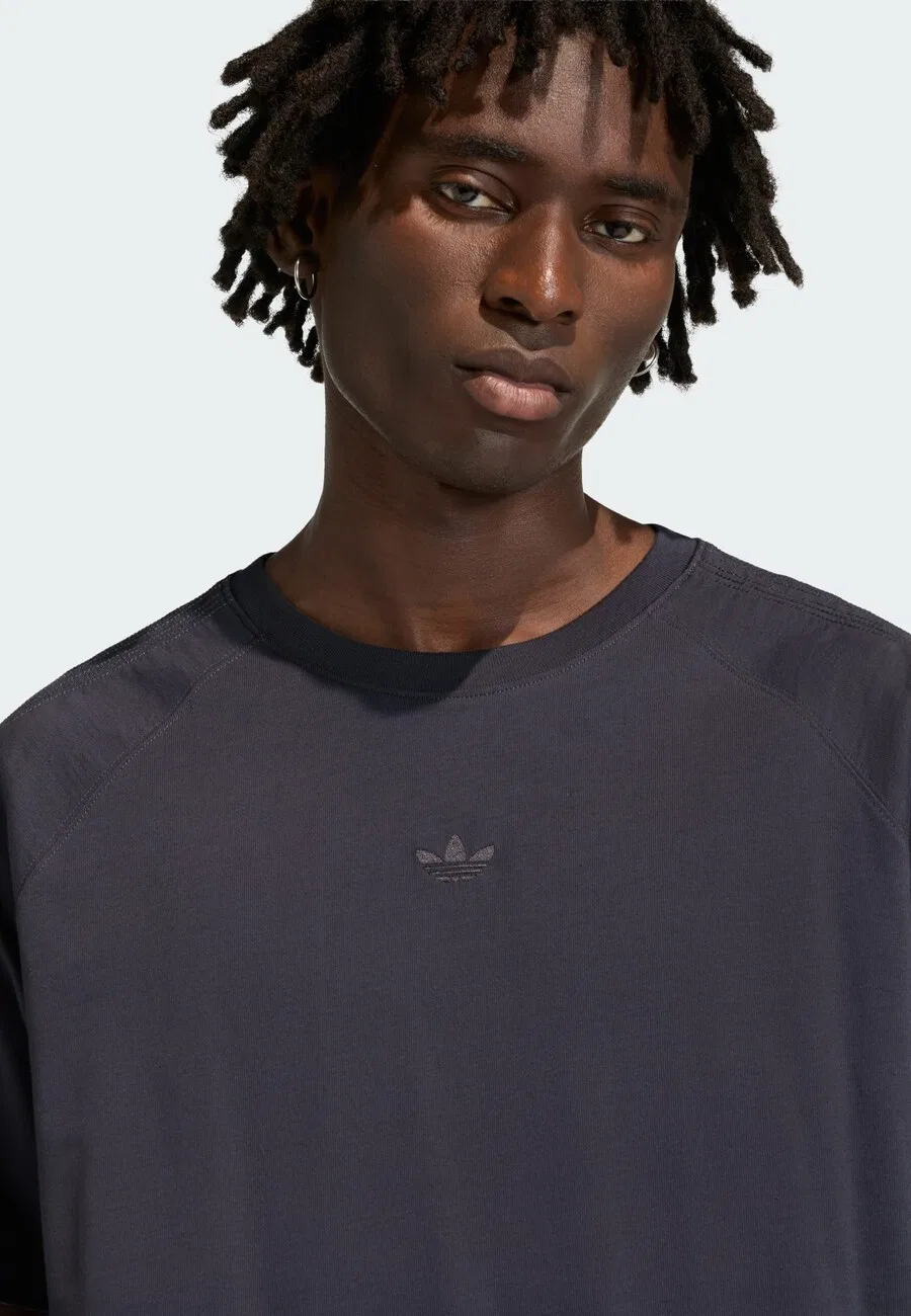 Футболка ADIDAS ORIGINALS 'Premium Essentials' темно-серого цвета — фото 4