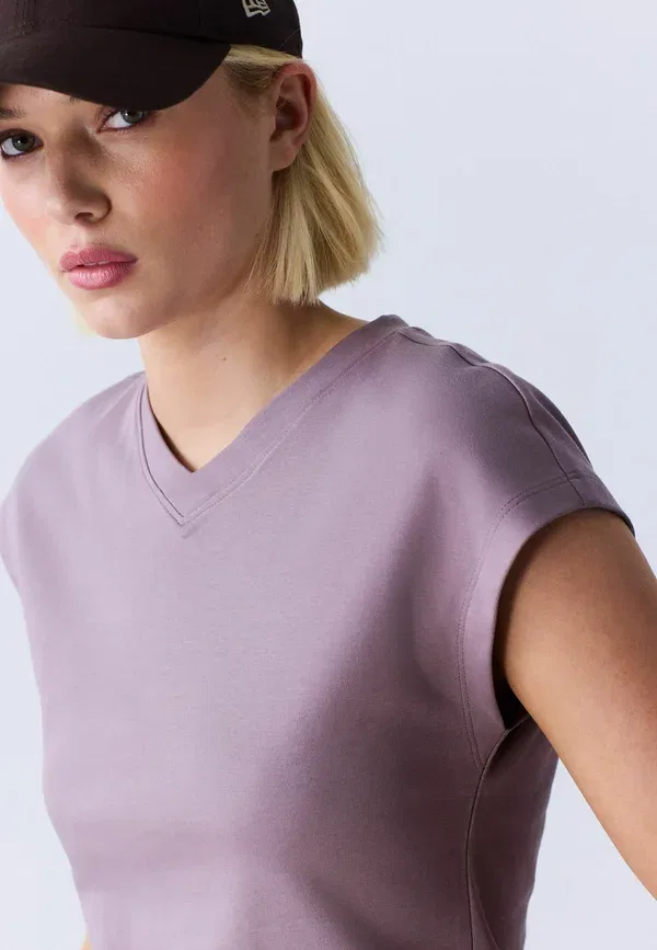 Футболка хлопковая Regular fit V-neck short sleeve interlock t-shirt Next, Purple, фиолетовый — фото 4