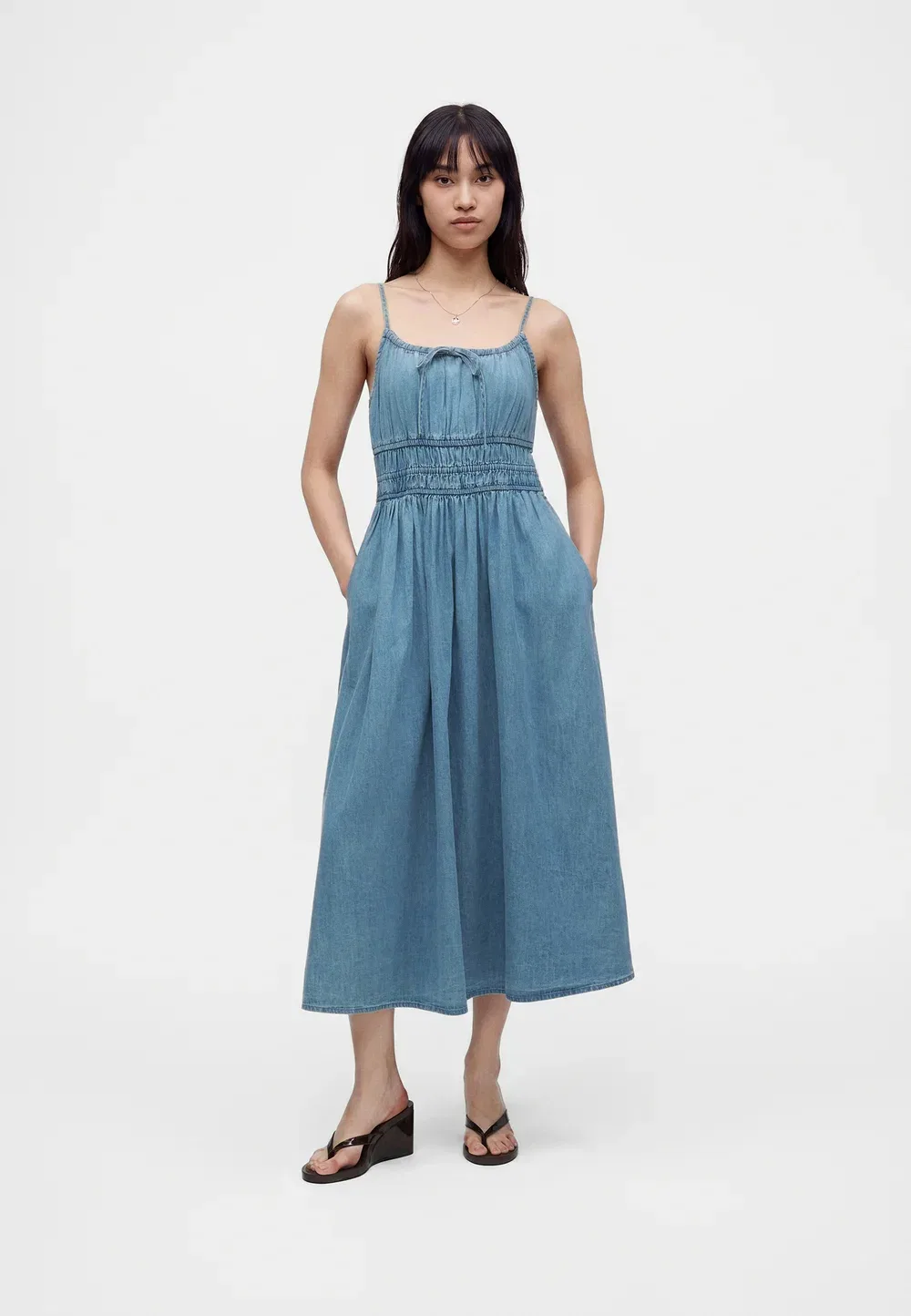 Длинное платье с присборенной юбкой - повседневное платье Gap, Light Wash — фото 2