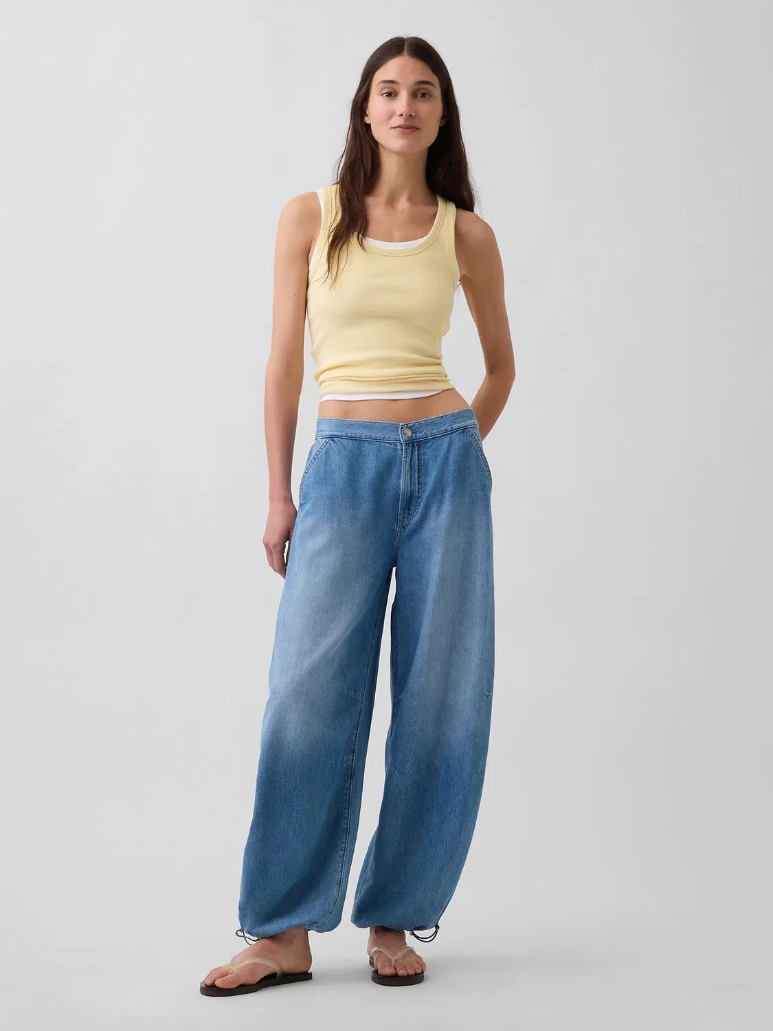 Джинсы клеш Gap UltraSoft Cuffed Barrel, Medium Wash — фото 4