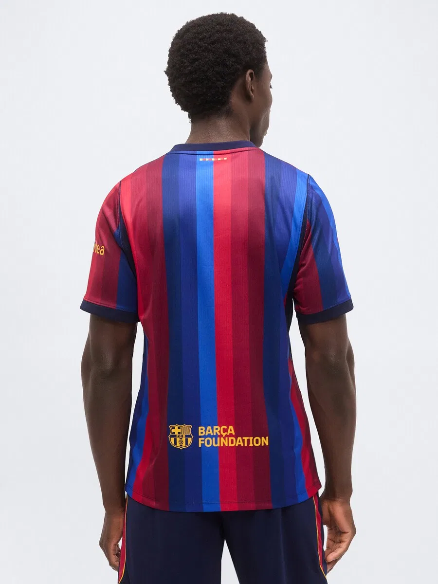 Футболка NIKE 'FCB' в темно-синем, лазурном, ярко-красном и клюквенном цветах — фото 3