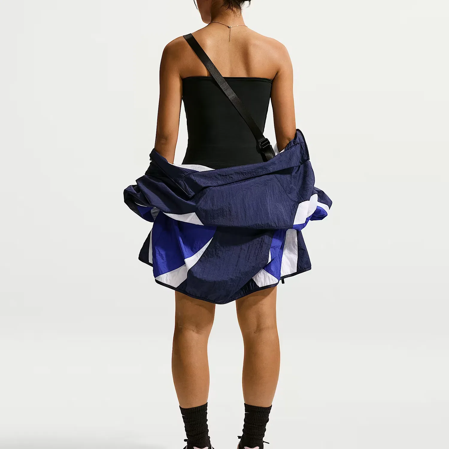 Женский топ без бретелек Nike Sportswear, Черный Металлик Серебро — фото 4