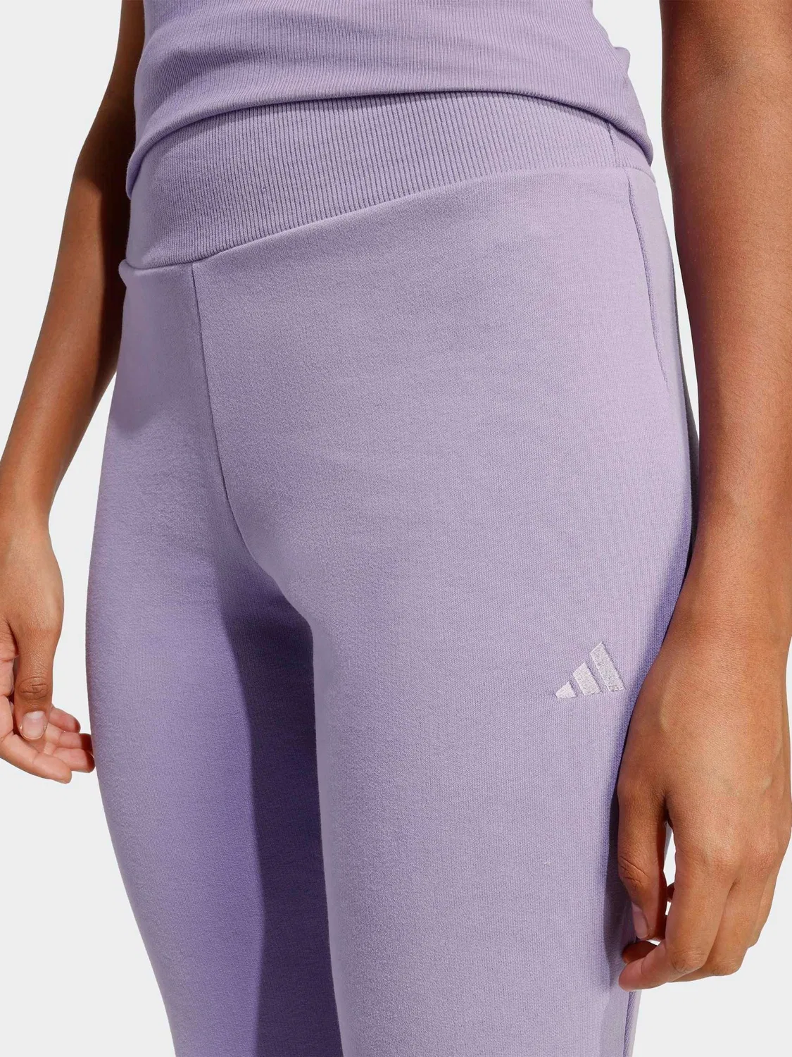 Брюки-клеш из французского футера adidas Seasonal Essentials, фиолетовый — фото 4