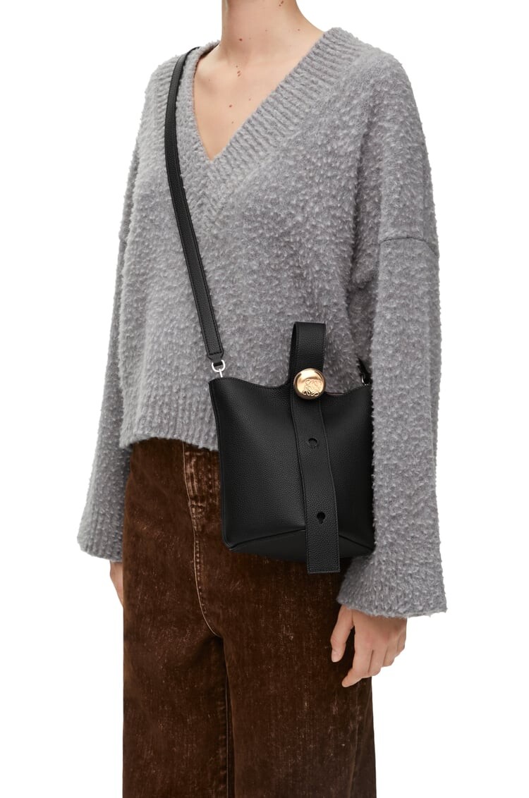 

Сумка-тоут Loewe Pebble Bucket Mini, черный