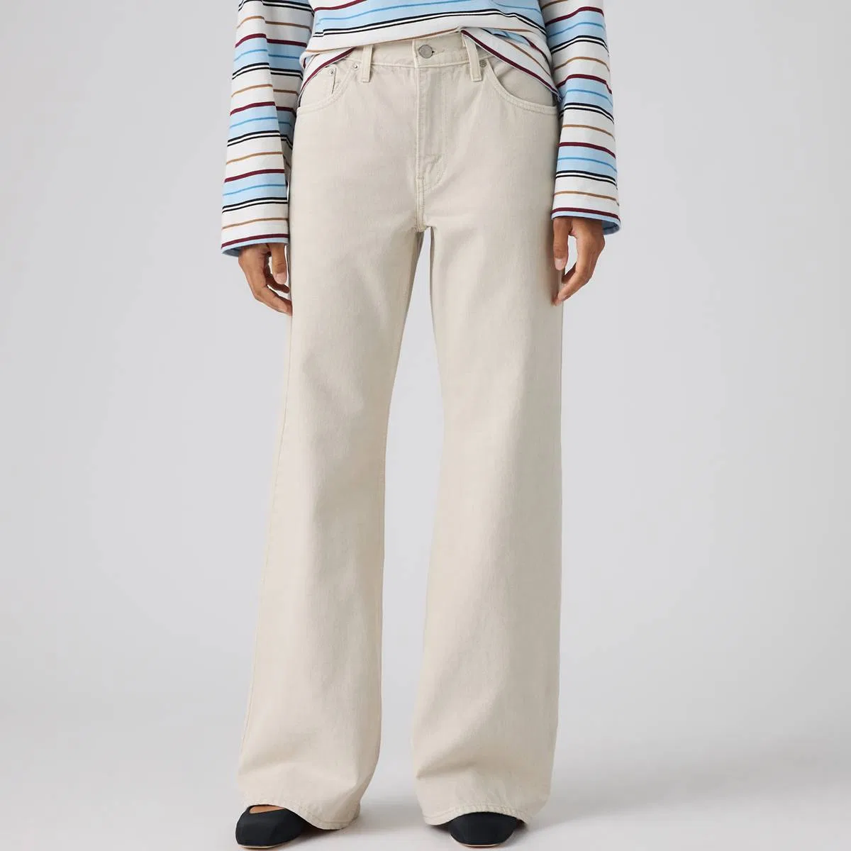 Женские джинсы свободного кроя (модель bootcut) Levi's, To The Bone - White — фото 2