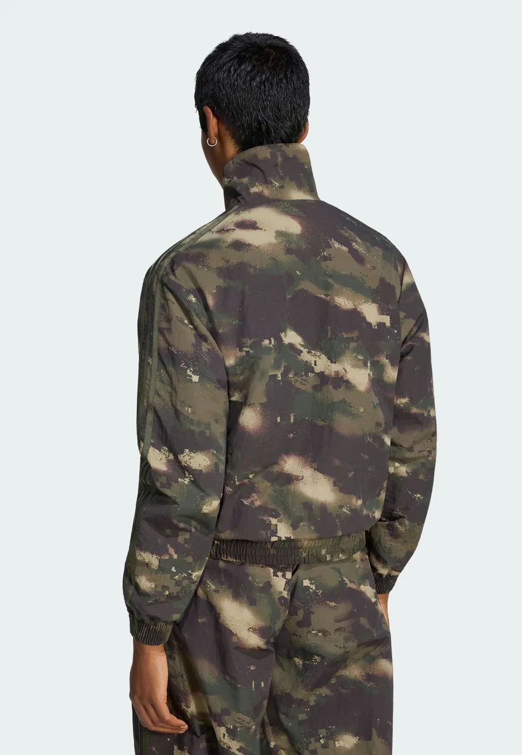 Камуфляжная свободная спортивная куртка - летняя куртка Adidas Originals, Night Cargo Aurora Coffee Olive Strata Orbit Green — фото 2