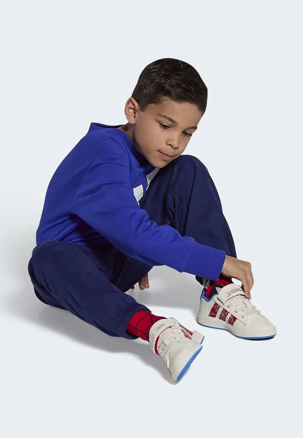 Кроссовки Grand Court Spider-Man унисекс для бега по улицам Adidas Performance, Cloud White/Pure Ruby/Bright Blue