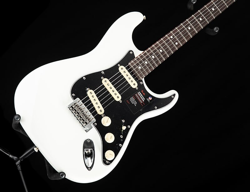 

Fender American Performer Stratocaster Arctic White American Performer Stratocaster with Rosewood Fretboard