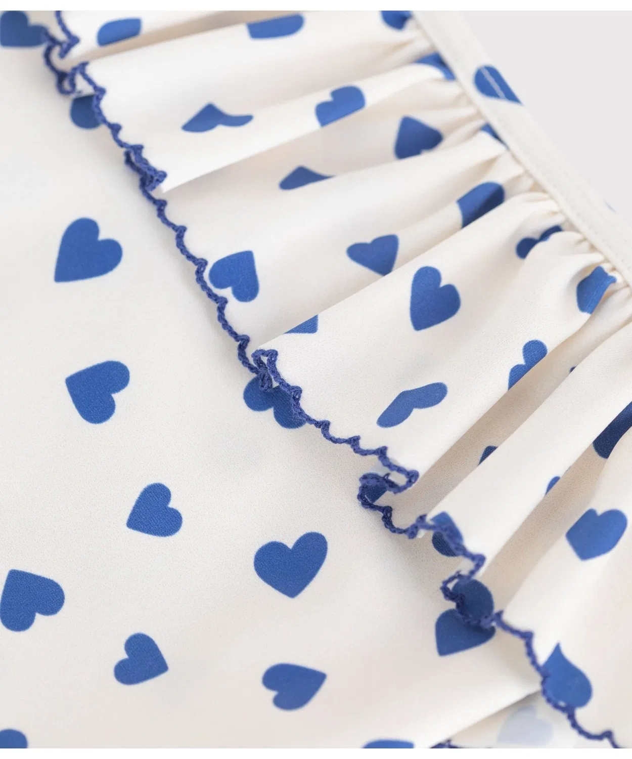 Детское платье для девочек с принтом с сердечками, с рюшами, модель Heart Print PETIT BATEAU, White Blue — фото 3
