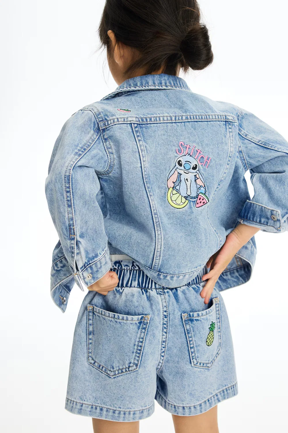 Свободные джинсовые шорты H&M, Helles Denimblau/Lilo & Stitch — фото 2