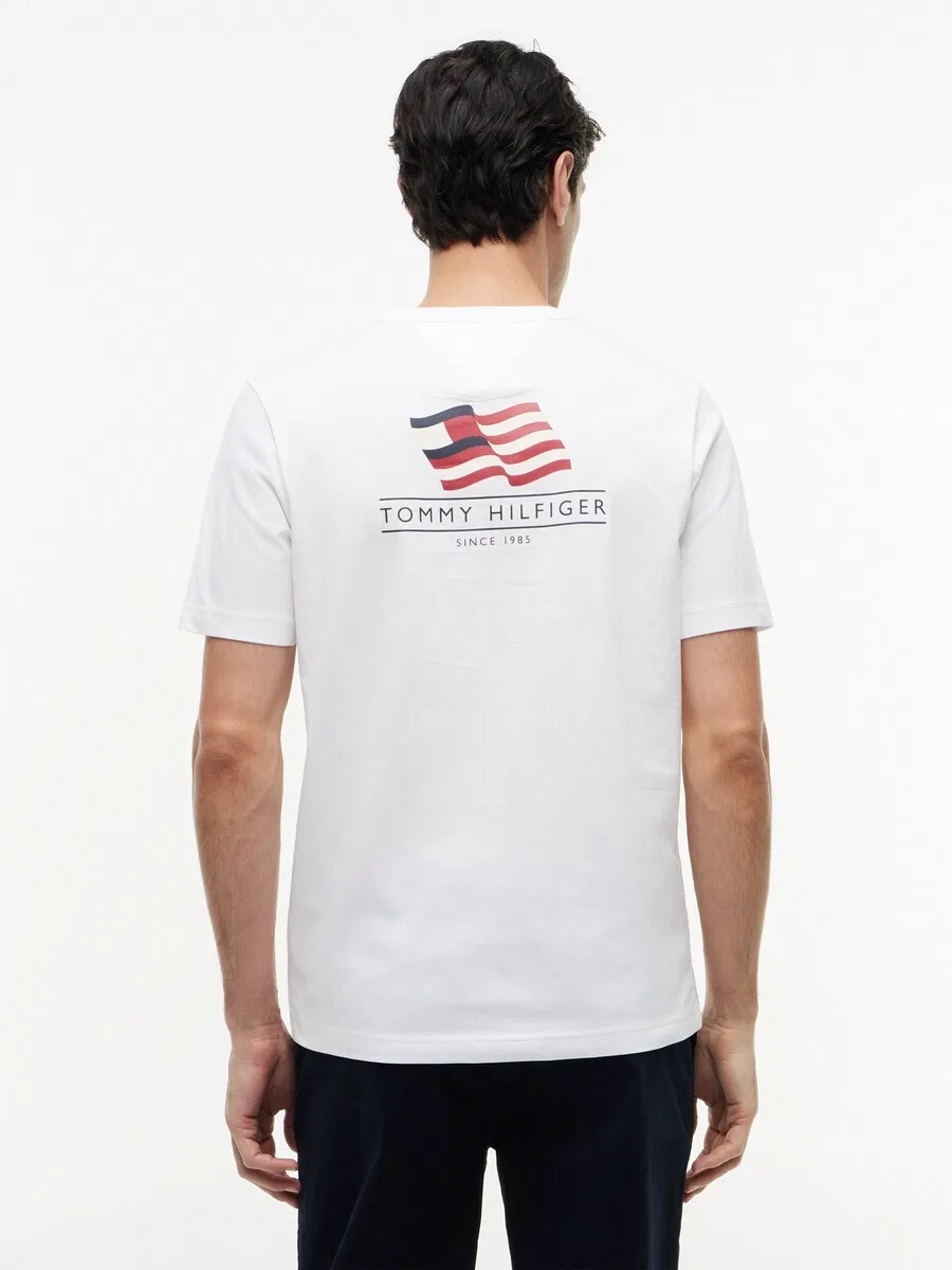 Футболка TOMMY HILFIGER с рисунком «Волнистый флаг на спине» белого цвета — фото 3