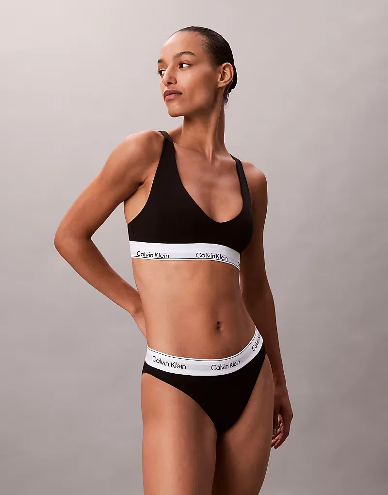Танга-стринги Calvin Klein Icon из хлопка и модала с высоким голенищем, черный — фото 2