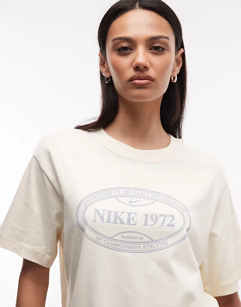 Свободная теннисная футболка Nike с графическим принтом, кремовый — фото 4