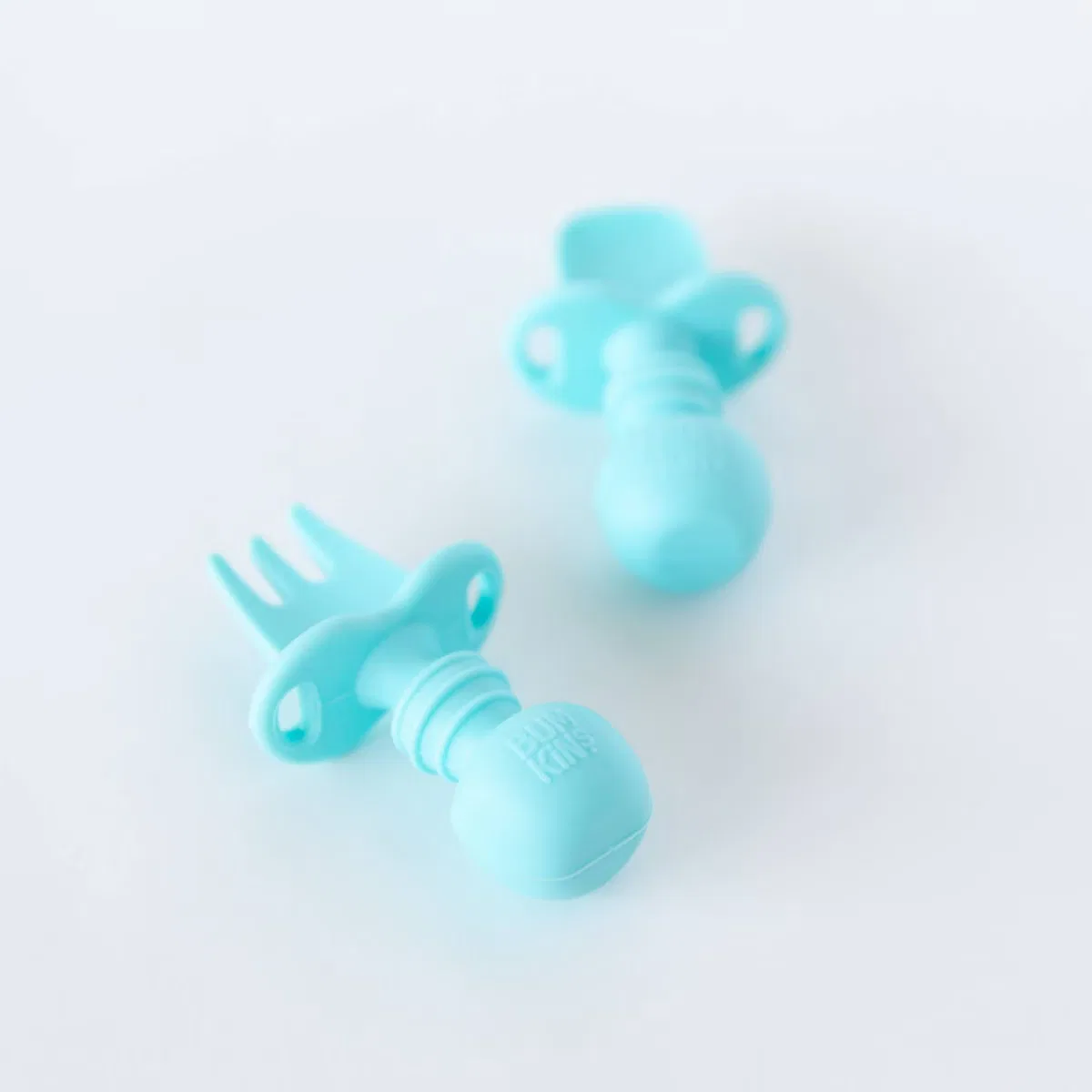 Набор детских столовых приборов из силикона 11 см с ложкой и вилкой Chewtensils Bumkins, Blue — фото 2