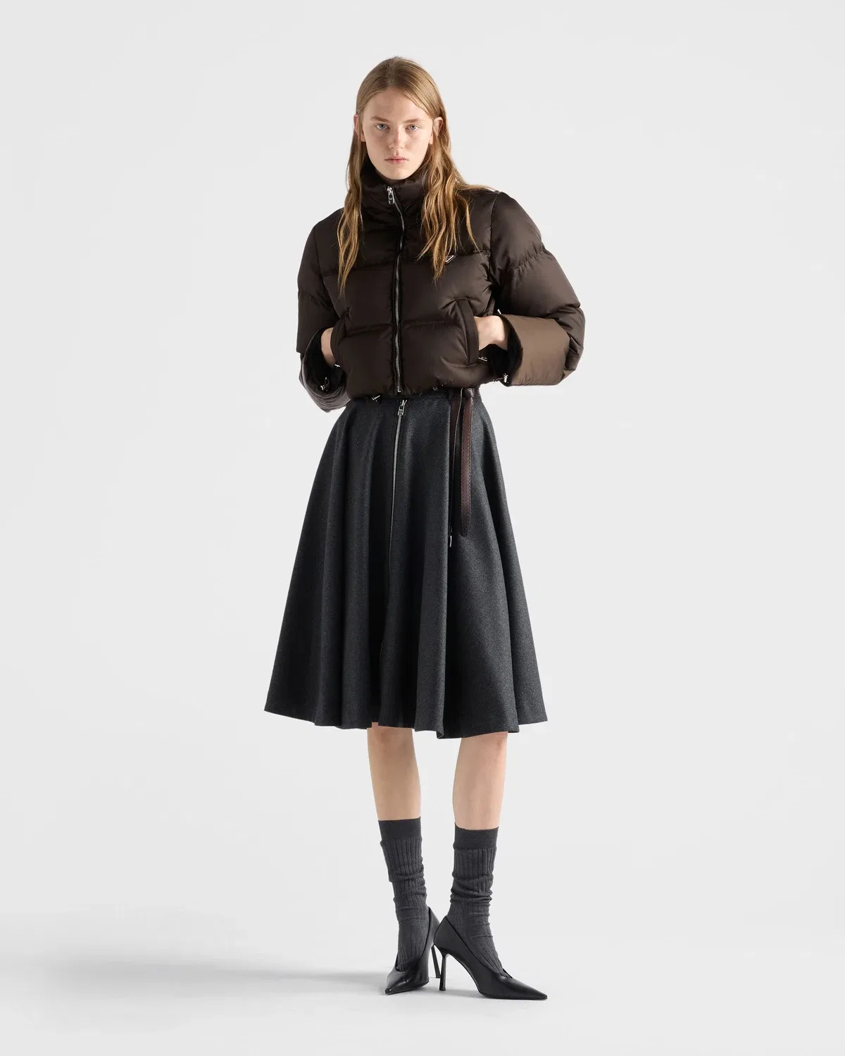 Укороченный пуховик из переработанного нейлона Prada, коричневый — фото 2