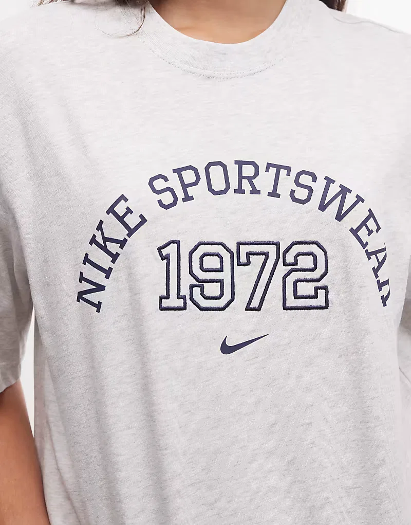 Футболка Nike свободного кроя в стиле университетской формы, светло-серый — фото 2