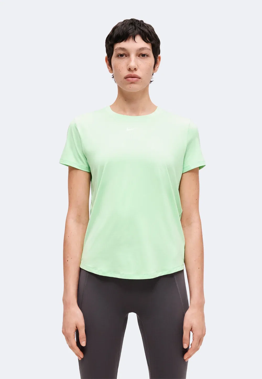 Классика - спортивная футболка Nike Performance, Cucumber Calm/White