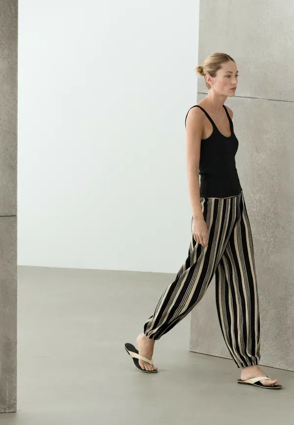 Брюки со свободной посадкой Striped sarouel co-ord pants Massimo Dutti, черный — фото 3