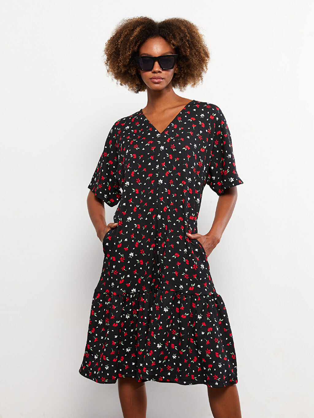 

Женское платье с коротким рукавом и цветочным принтом с v-образным вырезом LCW Casual