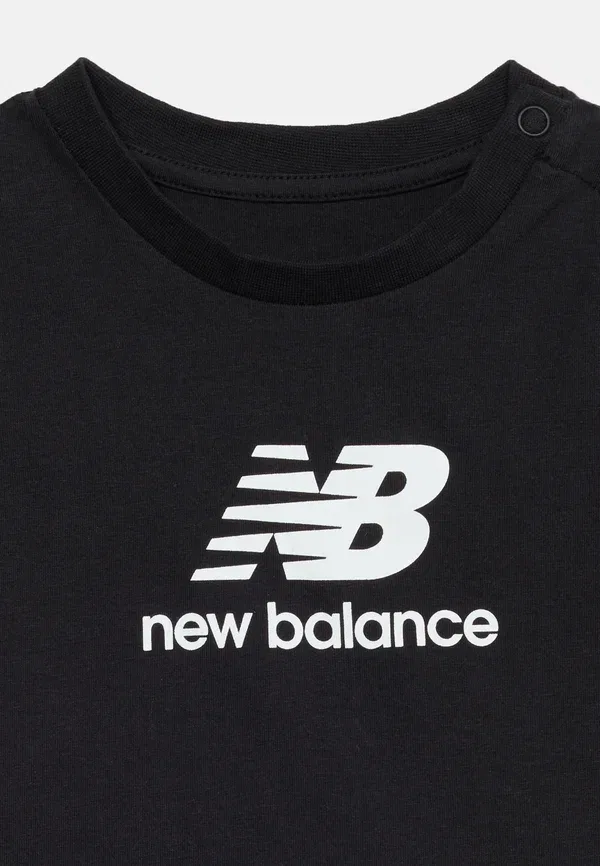 Комплект из футболки и шорт из хлопка New Balance, цвет caviar — фото 4