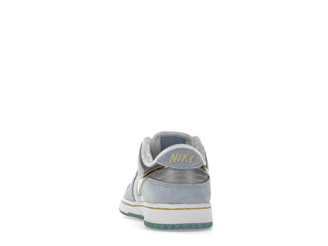 Детские кроссовки с праздничным дизайном Nike SB Dunk Low Sean Cliver, Ice Blue/White-Metallic Gold-Metallic Silver — фото 4